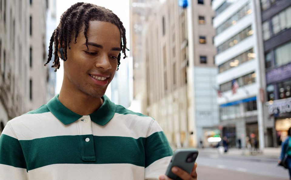 Słuchawki bezprzewodowe Samsung Galaxy Buds3 FE szare grafika przedstawia zastosowanie funkcji filtracji hałasu